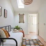 Apartment Fantastic With Balcony In Bica Lisbon