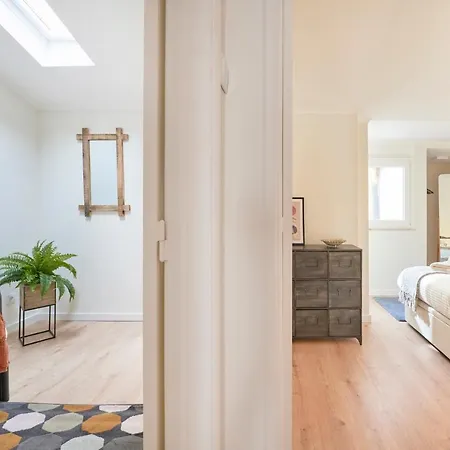 Fantastic With Balcony In Bica Lisboa