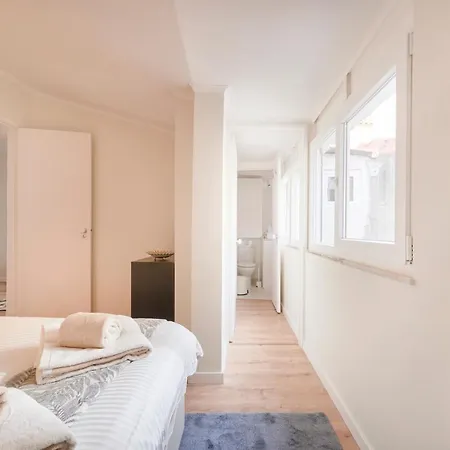 Fantastic With Balcony In Bica