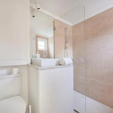 Fantastic With Balcony In Bica *