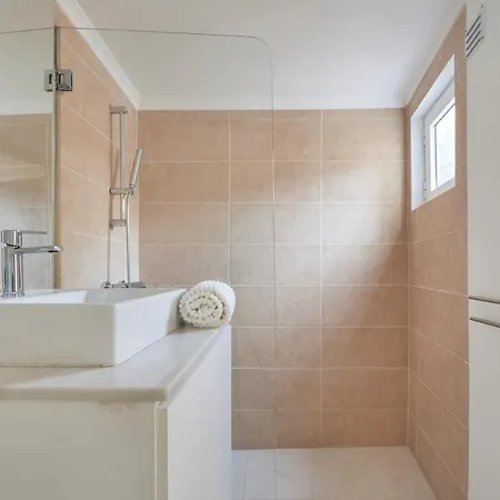 Fantastic With Balcony In Bica ליסבון