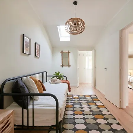 Fantastic With Balcony In Bica *