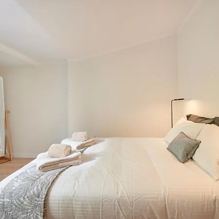 Fantastic With Balcony In Bica * 리스본