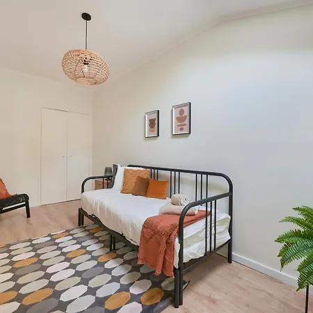 Fantastic With Balcony In Bica *