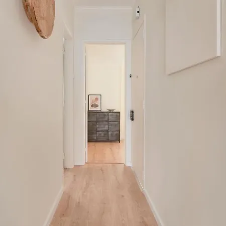 Fantastic With Balcony In Bica * Лиссабон