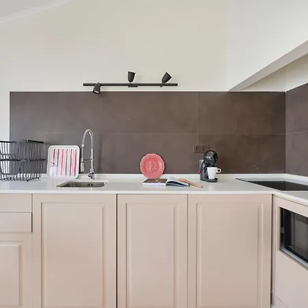 Fantastic With Balcony In Bica * Лиссабон