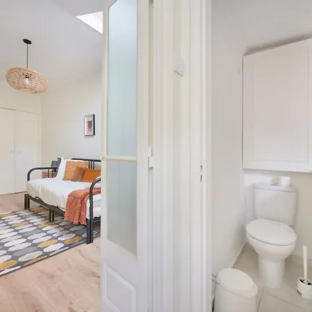 Fantastic With Balcony In Bica *