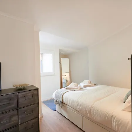 Fantastic With Balcony In Bica